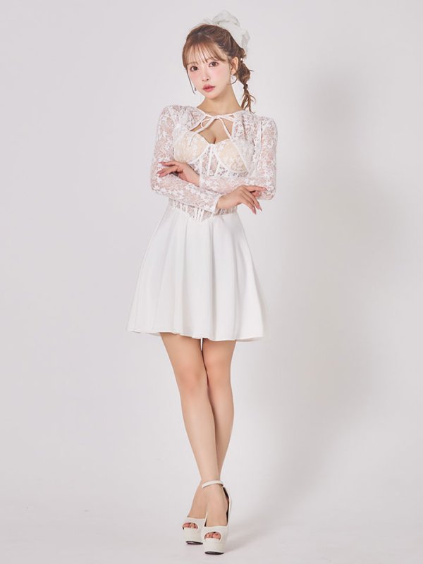 ホワイト　モデル：三上悠亜　身長：159cm　着用サイズ：7号(Sサイズ)着用