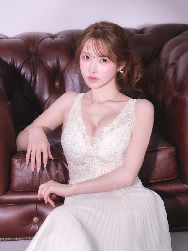 ホワイト モデル：ゆめ　身長：160cm　着用サイズ：7号(Sサイズ)