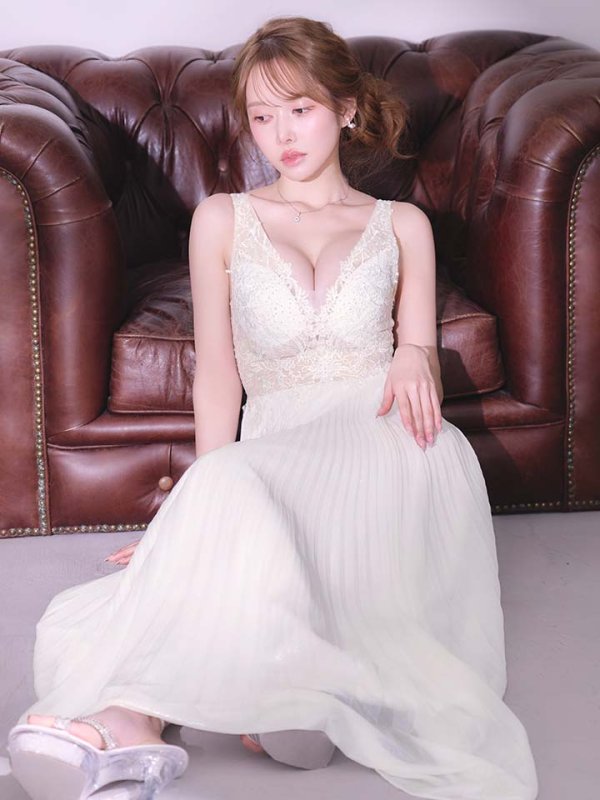 ホワイト モデル：ゆめ　身長：160cm　着用サイズ：7号(Sサイズ)