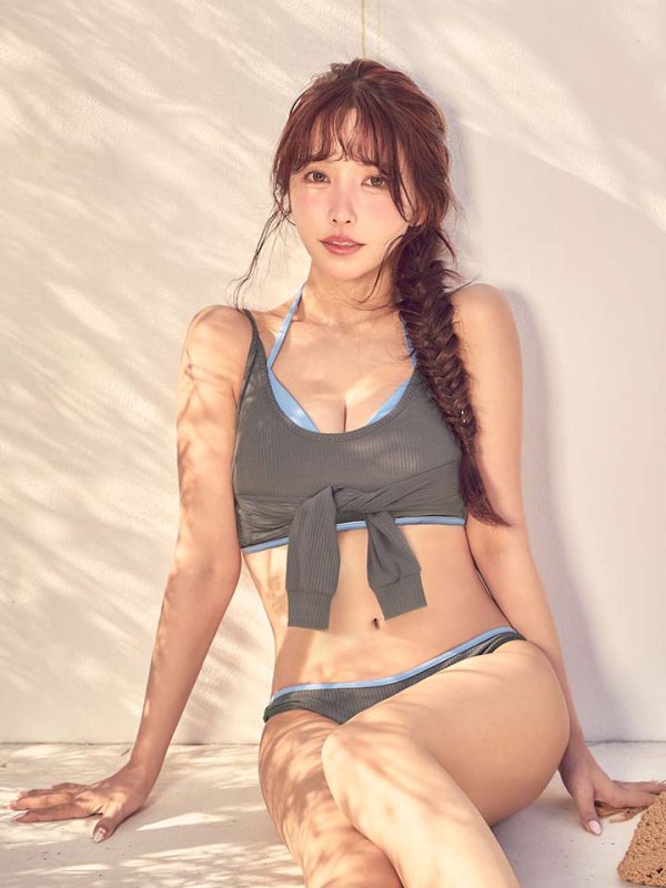 グレー×ブルー　モデル：三上悠亜　身長：159cm　着用サイズ：Sサイズ