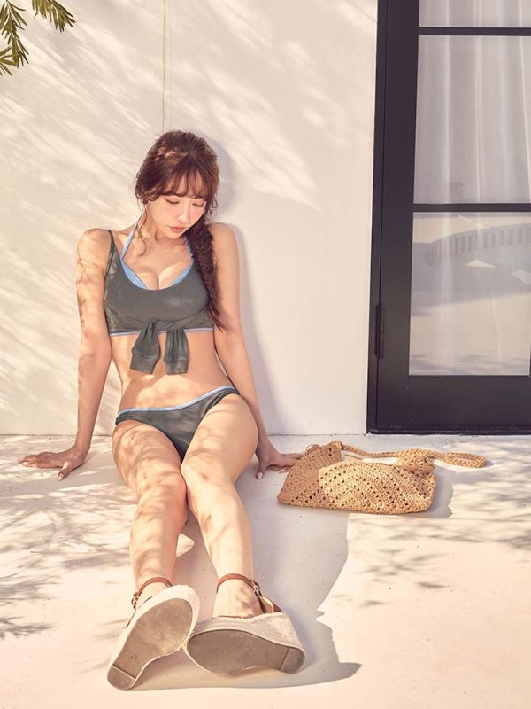 グレー×ブルー　モデル：三上悠亜　身長：159cm　着用サイズ：Sサイズ