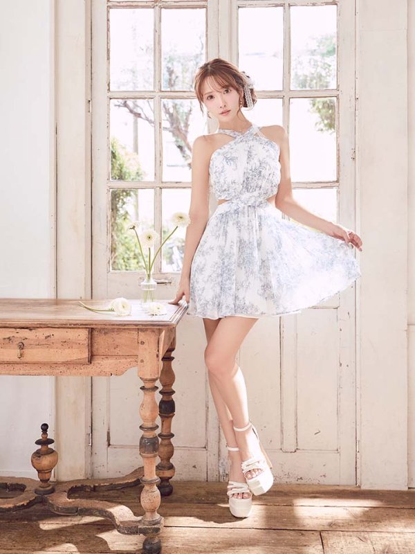 ネイビープリント　モデル：三上悠亜　身長：159cm　着用サイズ：Sサイズ