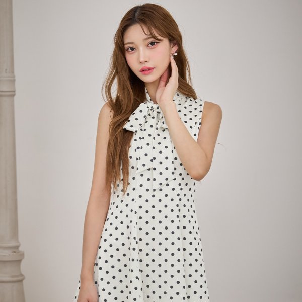 アイボリーxブラック　モデル：るりぴ　身長：165cm　着用サイズ：7号(Sサイズ)