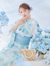 ブルーグレイニュアンスフラワー浴衣【浴衣3点セット】OBI-siwa-204-wk-2-LBL / HIMO-900-yn-5-IV / HEKO-800-sb-5-W / YA-1067-kn-BL / GETA-01-kj-3-IV / [YMT]