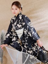 黒地ストライプ彼岸花浴衣 【浴衣３点セット 浴衣/帯/下駄】 OBI-hira-100-ok-15-WxW / HIMO-900-yn-4-GYxGY /  YA-73-kn-GY / GETA-01-kj-1-B/ [y/OF01]