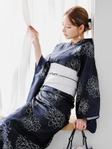 線画フラワー紺地浴衣【浴衣３点セット 浴衣/帯/下駄】 OBI-hira-100-ok-15-WxW / HIMO-900-yn-1-B / YA-1072-kn-B / GETA-01-kj-1-B/ [y/OF01]