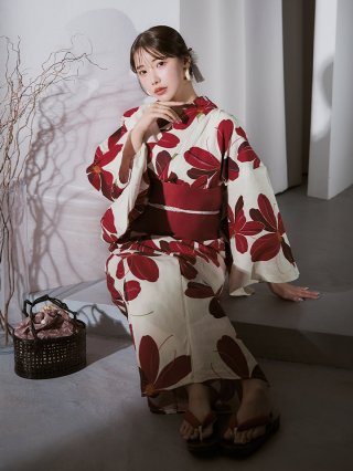 紅花舞う白地浴衣