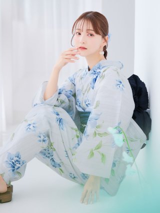 麗に咲くブルー花柄浴衣