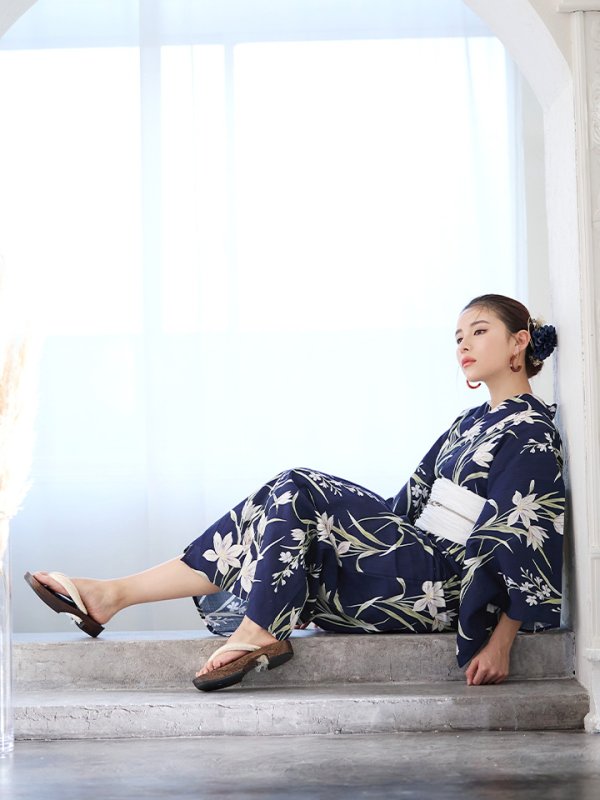 画像9: 【即日発送】ネイビー地x百合柄浴衣【浴衣３点セット 浴衣/帯/下駄】[YMT]