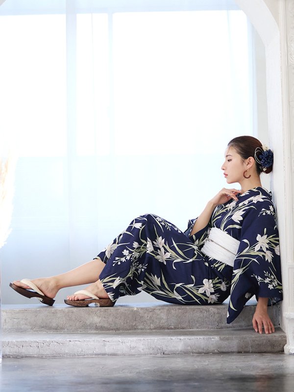 画像13: 【即日発送】ネイビー地x百合柄浴衣【浴衣３点セット 浴衣/帯/下駄】[YMT]