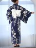 画像8: 【即日発送】ネイビー地x百合柄浴衣 OBI-siwa-202-ok-6-W / HIMO-900-yn-4-GYxGY / YA-948-kj-NV / HEKO-800-sb-5-W / GETA-02-ok-2-IV [YMT]