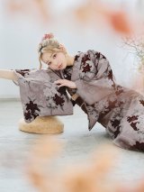 【即日発送】ブラウンパープルリリー浴衣【浴衣３点セット 浴衣/帯/下駄】OBI-siwa-202-ok-16-WR / HIMO-900-yn-7-MOC / HEKO-800-sb-3-BR / YA-1027-wk-PL / GETA-02-ok-4-MOC / [YMT]