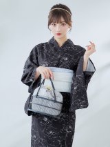【即日発送】ブラック×線画フラワー浴衣【浴衣３点セット 浴衣/帯/下駄】OBI-siwa-202-ok-6-W / HIMO-900-yn-5-IV / HEKO-800-sb-5-WH / YA-1079-kj-8-W / GETA-03-ok-2-P [YMT]
