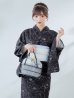 画像1: 【即日発送】ブラック×線画フラワー浴衣【浴衣３点セット 浴衣/帯/下駄】OBI-siwa-202-ok-6-W / HIMO-900-yn-5-IV / HEKO-800-sb-5-WH / YA-1079-kj-8-W / GETA-03-ok-2-P [YMT] (1)