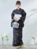 画像2: 【即日発送】ブラック×線画フラワー浴衣【浴衣３点セット 浴衣/帯/下駄】OBI-siwa-202-ok-6-W / HIMO-900-yn-5-IV / HEKO-800-sb-5-WH / YA-1079-kj-8-W / GETA-03-ok-2-P [YMT] (2)