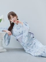【即日発送】クラシカルローズブルー浴衣【浴衣３点セット 浴衣/帯/下駄】OBI-g-500-kj-8-GY / HIMO-900-yn-5-IV / HEKO-800-sb-5-WH / YA-1079-kj-6-W / YA-1017-am-W / GETA-03-ok-2-P [YMT]