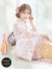 画像1: 【即日発送】ピンクベージュ×ホワイトローズ浴衣 【浴衣３点セット 浴衣/帯/下駄】 siwa-36ok / HIMO-903-kj-W / HEKO-800-sb-5-WH / YA-74-kn-P / YA-1017-am-W / GETA-02-ok-5-P / [YMT] (1)