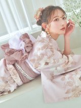 【即日発送】ピンクベージュ×ホワイトローズ浴衣【浴衣３点セット 浴衣/帯/下駄】OBI-siwa-202-ok-1-BE / HIMO-903-kj-W / HEKO-800-sb-5-WH / YA-74-kn-P / GETA-02-ok-5-P / [YMT]