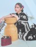 画像1: 【即日発送！】ストライプ×フラワーレトロ浴衣【浴衣３点セット 浴衣/帯/下駄】OBI-hira-100-ok-15-WxW / HIMO-900-yn-5-IV / HEKO-800-sb-5-WH / YA-1027-wk-PL / GETA-02-ok-4-MOC/ [YMT] (1)