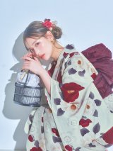 【即日発送】ホワイト＆レッド椿浴衣【浴衣３点セット 浴衣/帯/下駄】OBI-siwa-200-kj-7-RoseWI / HIMO-902-kj-5-RosePK / HEKO-800-sb-5-WH / YA-1027-wk-R / GETA-02-ok-8-RoseP/ [YMT]