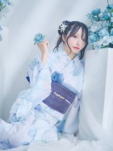 水彩百合ナチュラルブルー浴衣【浴衣３点セット 浴衣/帯/下駄】OBI-g-500-kj-9-NV / HIMO-900-yn-4-GYxGY / HEKO-800-sb-8-DusBL  / GETA-01-kj-2-BL / [YMT]