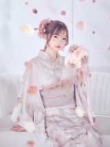 ベージュフラワー浴衣【浴衣３点セット 浴衣/帯/下駄】OBI-siwa-204-wk-8-BE / HIMO-900-yn-8-P / HEKO-800-sb-11-MOC / GETA-01-kj-7-P [yo/YMT]