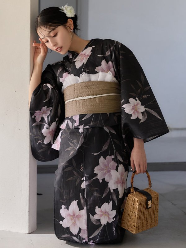 画像1: 送料無料！ホワイトリリー黒地浴衣【浴衣３点セット 浴衣/帯/下駄】[OF04]【予約 / 6月中旬発送予定】