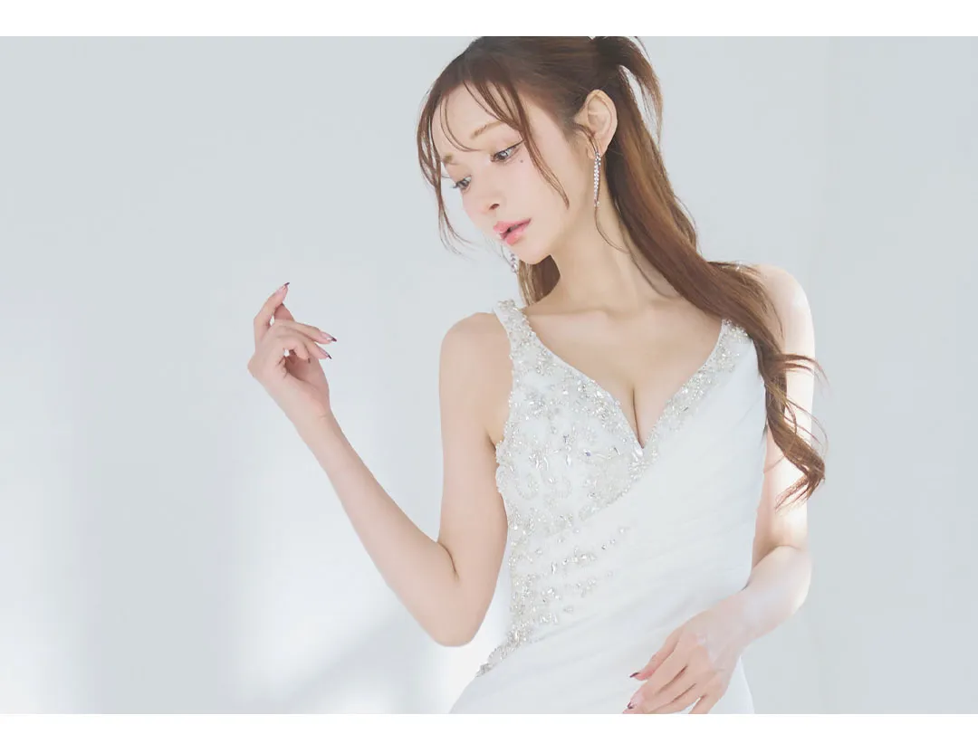 真優川咲が着る、ホワイトドレス-34
