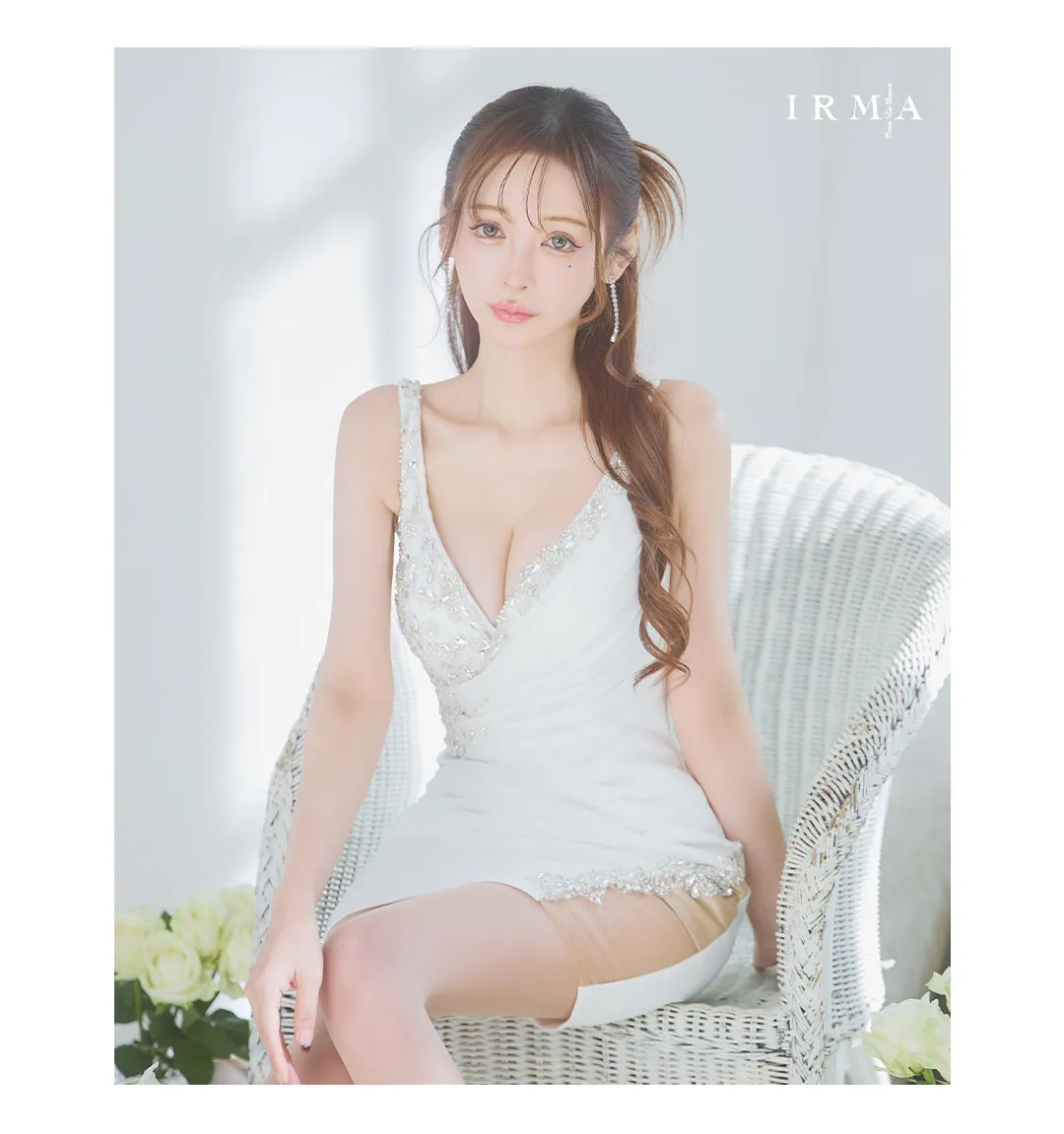 真優川咲が着る、ホワイトドレス-35