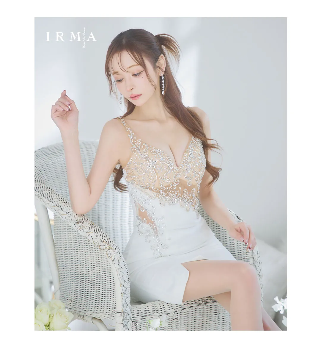 真優川咲が着る、ホワイトドレス-43