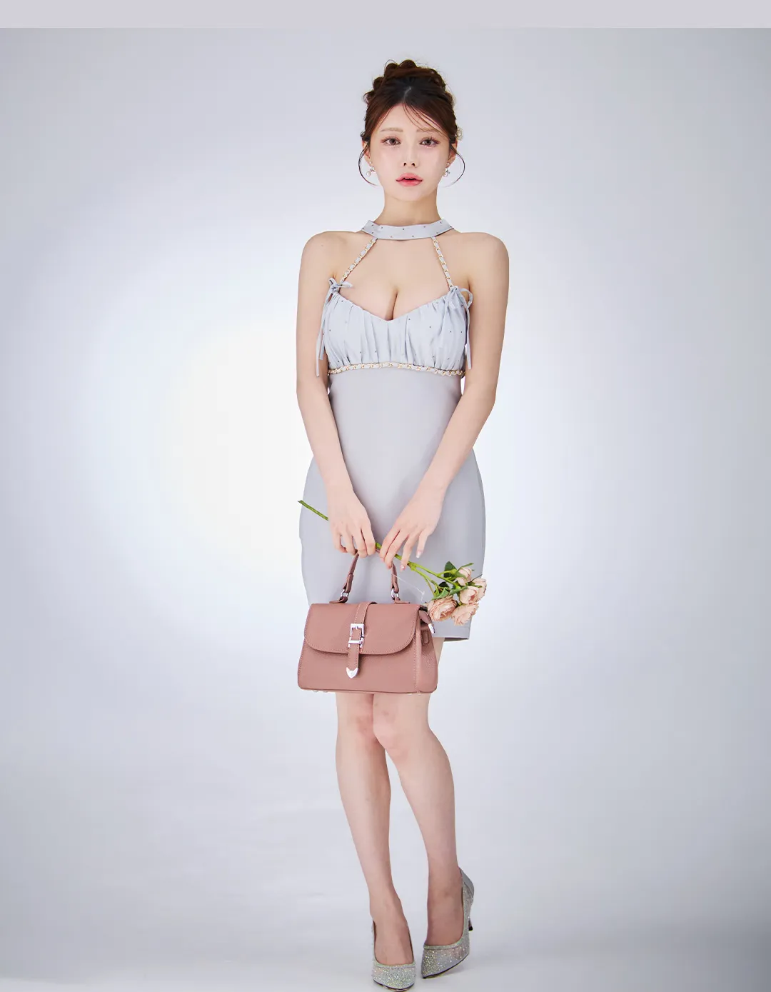 グレーが引き立てる大人の余裕胸元ふんわり、ももかが着る上質ミニドレス特集