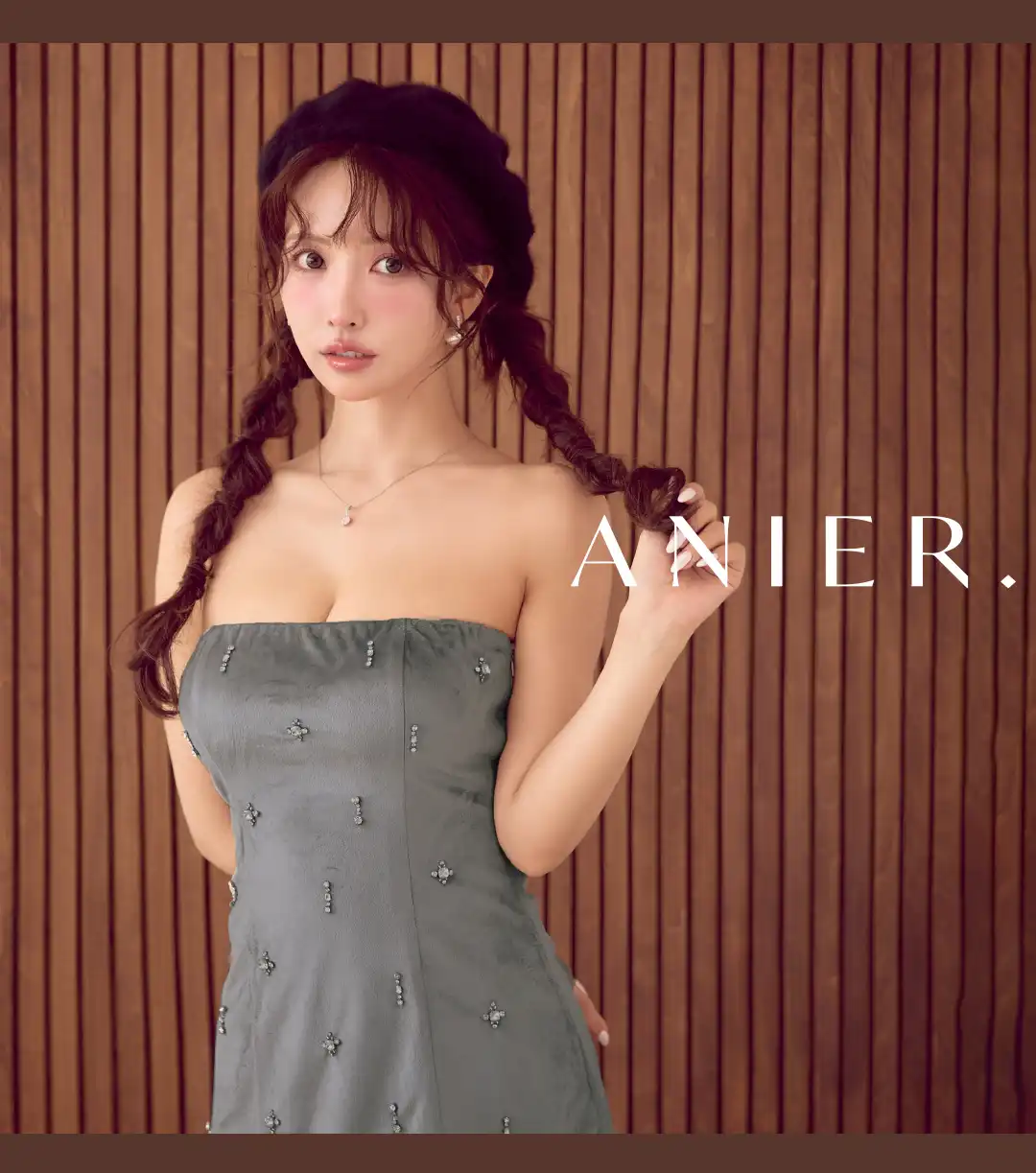 艶めくグレーベロアにきらめくビジュー
ドレッシーなのにどこか儚げなムード 4