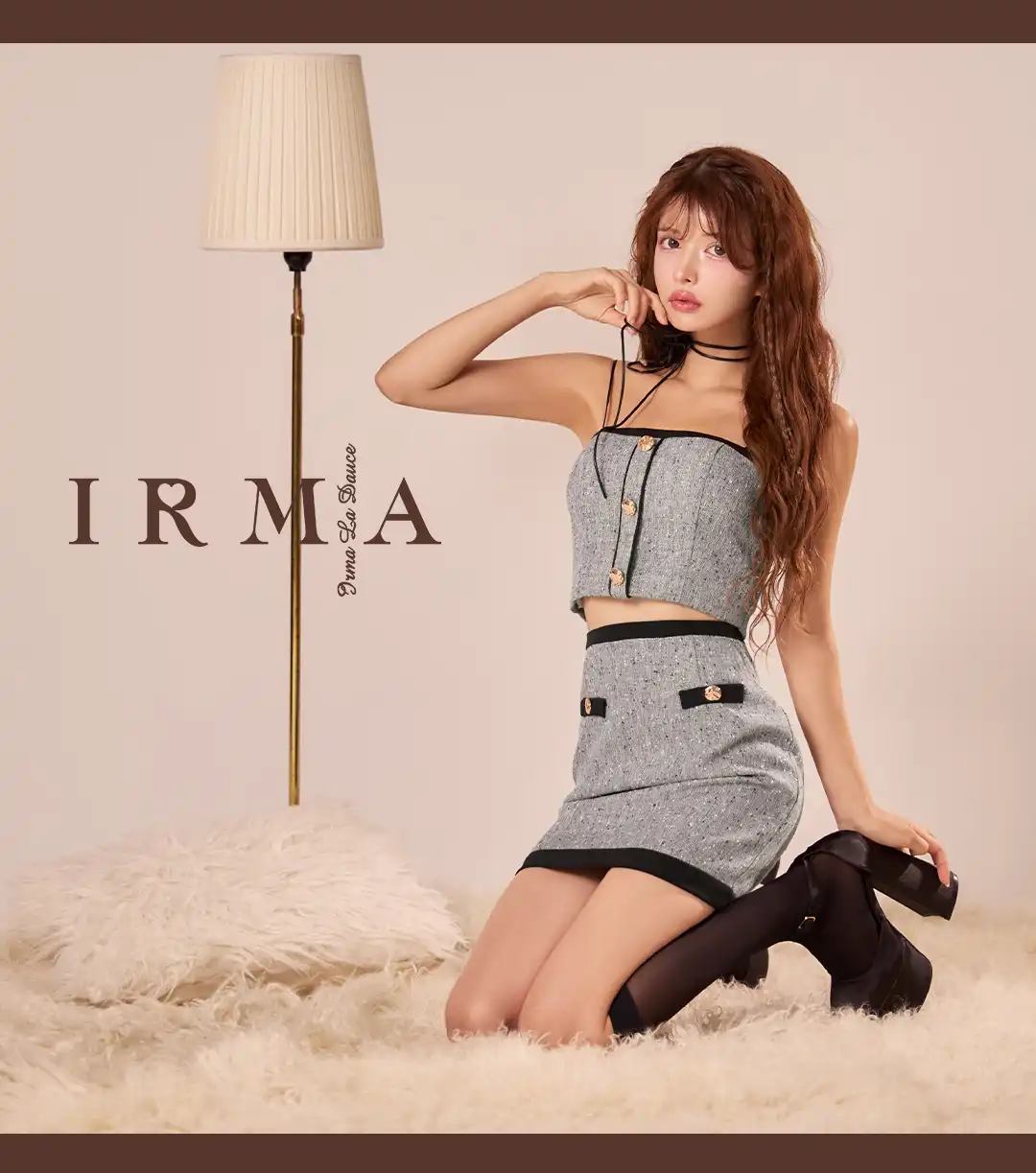 クラシカルなツイードを肌見せで更新
ゴールドボタンで映えもきちんと確保 4