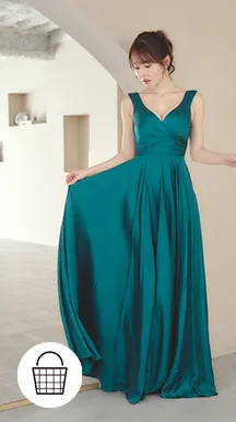 流れるようなシルエットと光沢が、大人のドレッシー感を品よく演出。