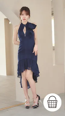 首元をキリッと引き締めて、直線美で魅せるクールな洗練。