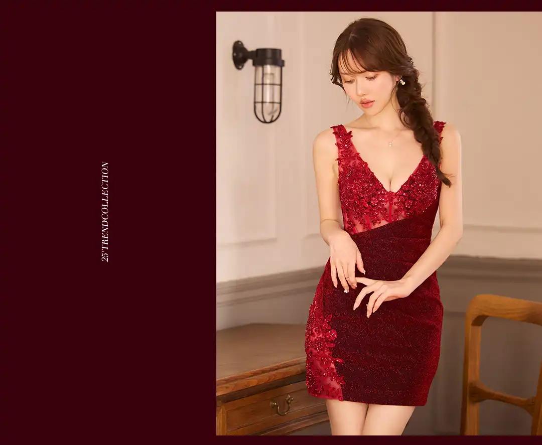 揺れるスカートと煌めくパールで、どの角度も“ときめきシルエット”