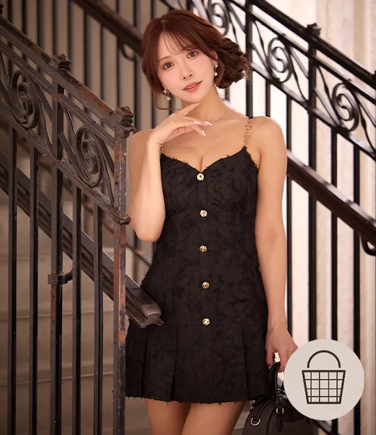 ジャカード / ゴールドボタン / ブラックワンピ / タイト×フレア / クラシカル / 上品ブラック / 大人可愛い / チェーンストラップ / 細見え / 高見え