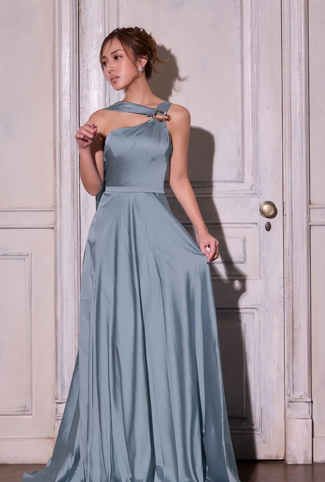 カレン&ゆめが着る、クラシカルなディテールで魅せる正統派ロングドレス