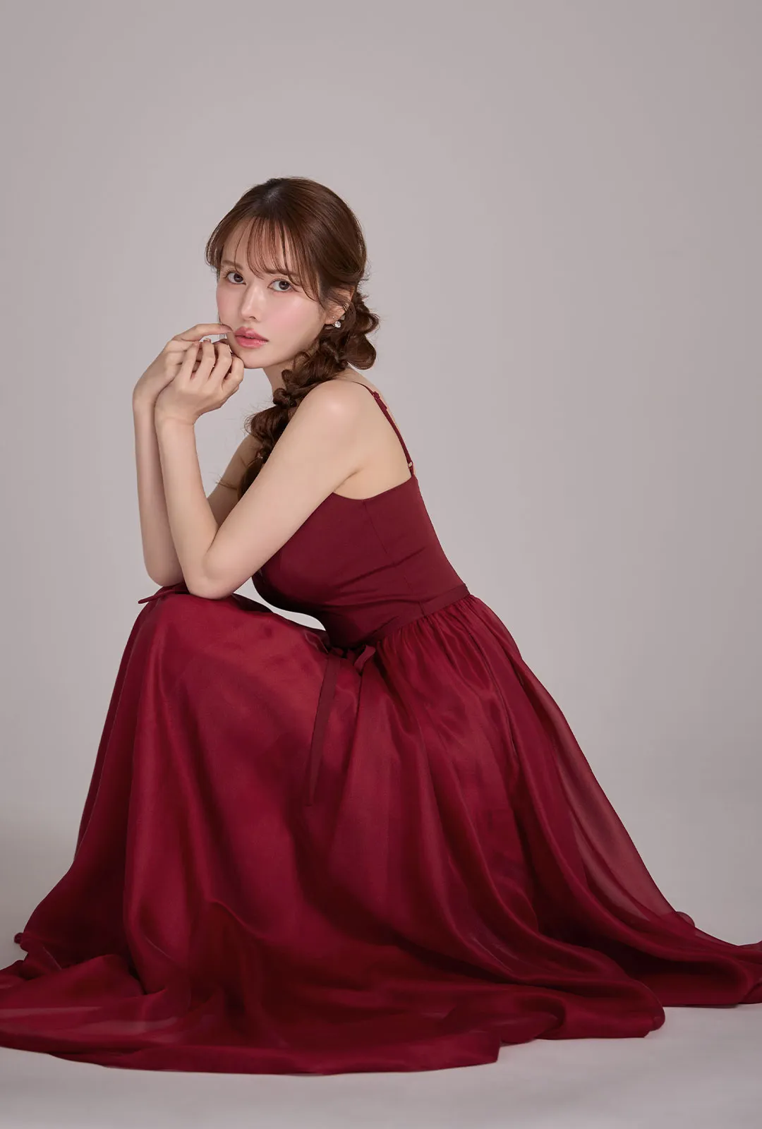 カレン&ゆめが着る、クラシカルなディテールで魅せる正統派ロングドレス