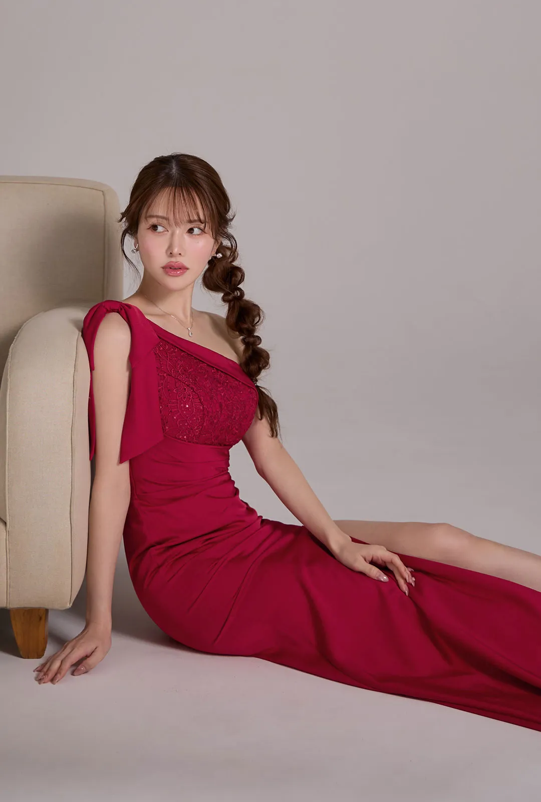 カレン&ゆめが着る、クラシカルなディテールで魅せる正統派ロングドレス