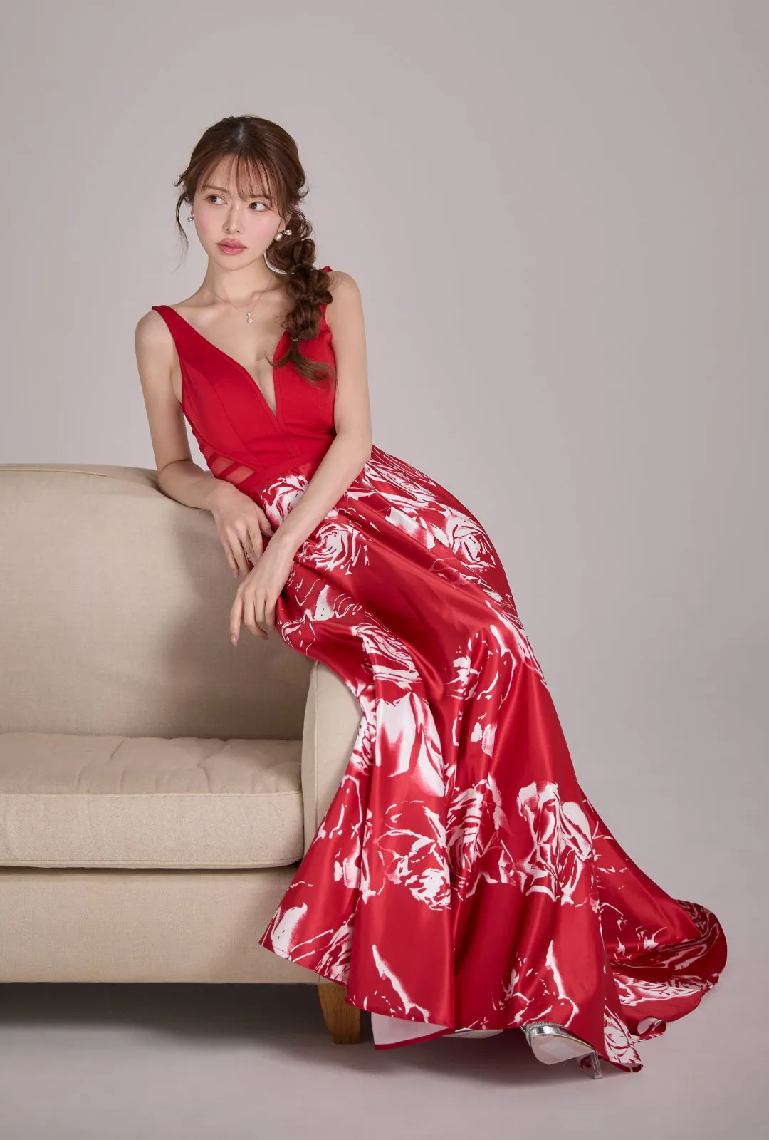 カレン&ゆめが着る、クラシカルなディテールで魅せる正統派ロングドレス