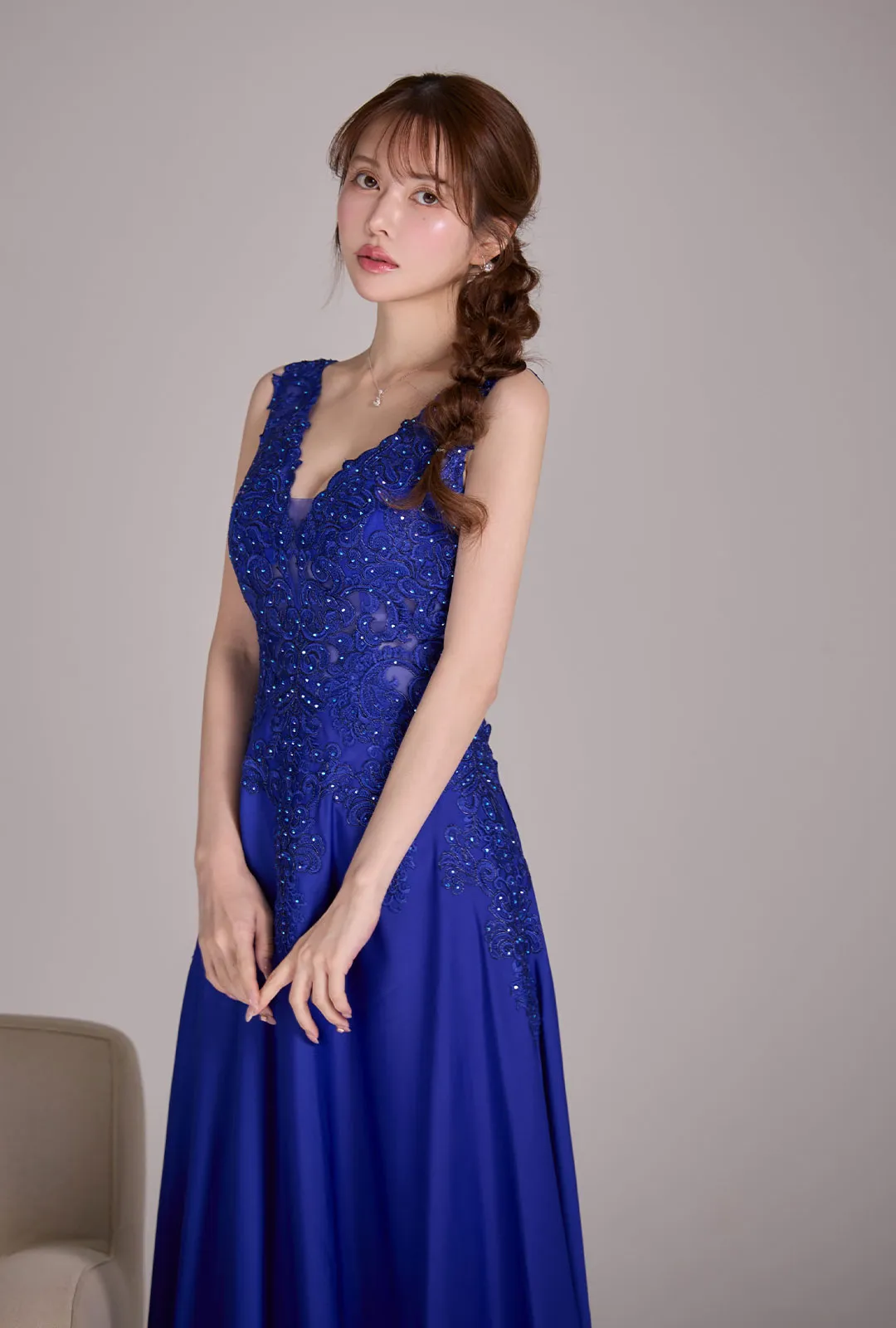 カレン&ゆめが着る、クラシカルなディテールで魅せる正統派ロングドレス