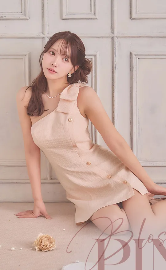 Blossom Pink ピンクに染まる春のミニドレス。春色ピンクを纏って、
可憐さ引き立つミニドレス。