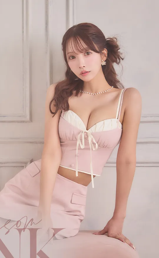 Blossom Pink ピンクに染まる春のミニドレス。春色ピンクを纏って、
可憐さ引き立つミニドレス。