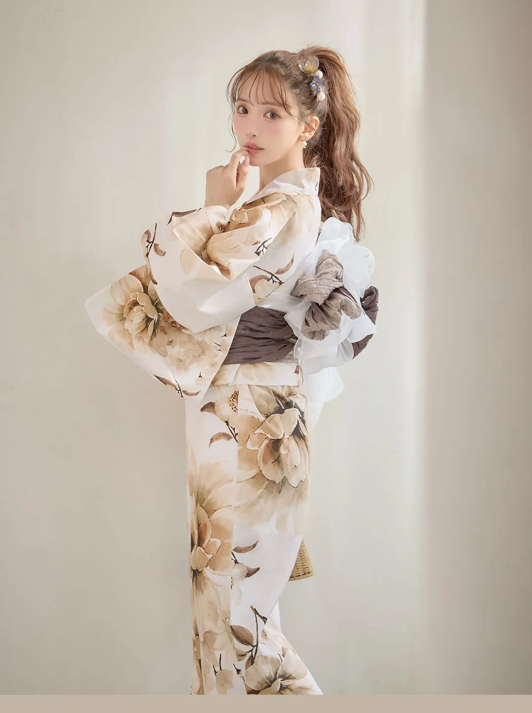 三上悠亜が着るMOCHA FLORAL浴衣-8