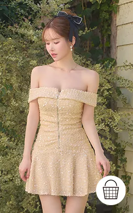 スパンコールツイードとオフショルで
きらっと上品に、色気をひとさじ