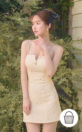 華奢なビジューとツイードで
さりげなく品よく盛れる一着