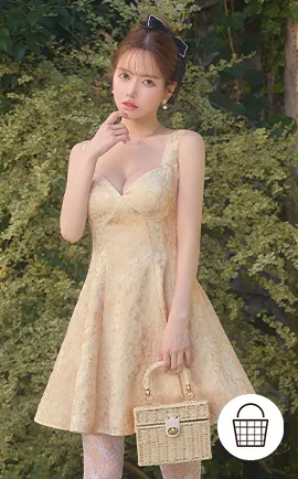 ふんわり質感のワンピースで
やわらかく魅せる大人の余裕