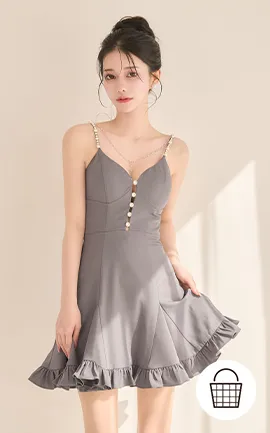 ビジューキャミと裾フリルで
縦ライン強調の美バランス