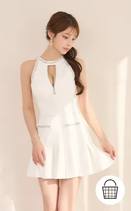 ジップ×煌めきディテールで
甘さ控えめに盛れる存在感